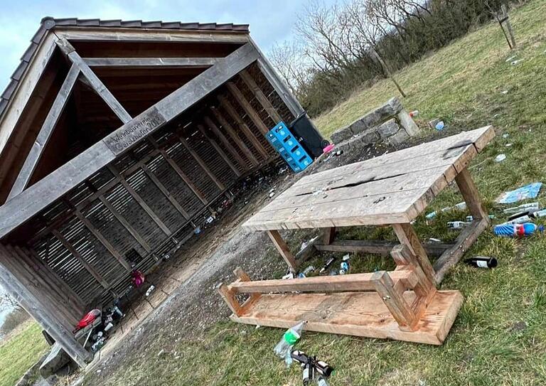 Der Panoramapavillon des Weinbauvereins Gerolzhofen am Kappelberg wurde monatelang regelmäßig vermüllt und beschädigt.