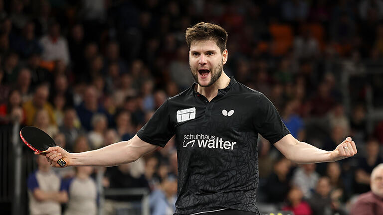 Tischtennis Final Four in Neu-Ulm       -  08.01.2023, Bayern, Neu-Ulm: Tischtennis: Pokal, Herren, Finale, Borussia Duesseldorf TTC Neu-Ulm in der Ratiopharm Arena Neu-Ulm. Dimitrij Ovtcharov von TTC Neu-Ulm jubelt im Spiel gegen Dang Qiu von Borussia Duesseldorf. Foto: Joaquim Ferreira/dpa +++ dpa-Bildfunk +++