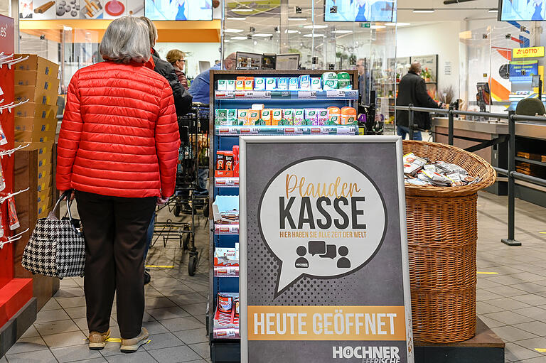 Der Edeka Frische-Center Höchner in Schweinfurt eröffnete die deutschlandweit erste Kasse zum Plaudern. Der Edeka Frische-Center Höchner in Schweinfurt eröffnete die deutschlandweit erste Kasse zum Plaudern.