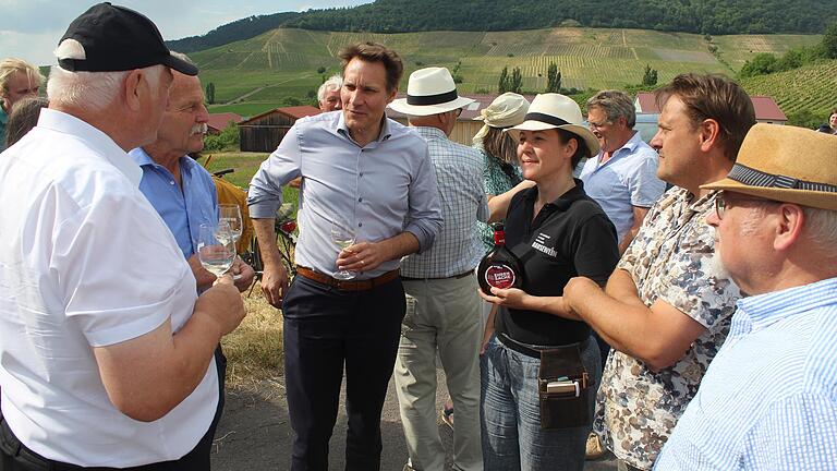 Willkommen in Iphofen: Sabrina Bausewein und Matthias Popp vom Bio-Weingut Bausewein begrüßten Ludwig Hartmann, den Landtagsabgeordneten Paul Knoblach und Hermann Schmitt vom Fränkischen Weinbauverband. Willkommen in Iphofen: Sabrina Bausewein und Matthias Popp vom Bio-Weingut Bausewein begrüßten Ludwig Hartmann, den Landtagsabgeordneten Paul Knoblach und Hermann Schmitt vom Fränkischen Weinbauverband.