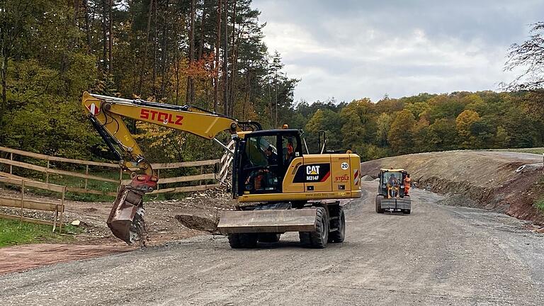 Die neue Trasse der Staatsstraße 2292 zeichnet sich bereits deutlich ab. Gewaltige Erdmassen wurden bereits für die Aufschüttung der Dämme bewegt. Die neue Trasse der Staatsstraße 2292 zeichnet sich bereits deutlich ab. Gewaltige Erdmassen wurden bereits für die Aufschüttung der Dämme bewegt.