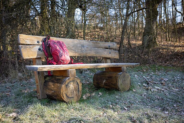 Unterwegs laden Bänke zur Rast. Unterwegs laden Bänke zur Rast.