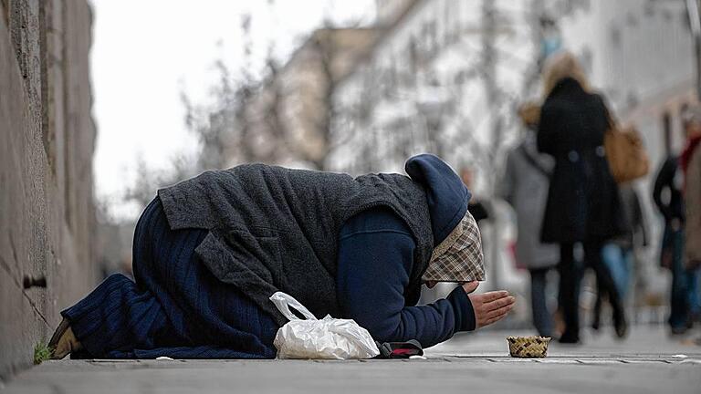 Bettlerin in Stuttgart - Armutsbericht: Eine Bettlerin kniet auf der Königstraße in Stuttgart. Die Regierung will dagegen handeln. Bettlerin in Stuttgart - Armutsbericht: Eine Bettlerin kniet auf der Königstraße in Stuttgart. Die Regierung will dagegen handeln.