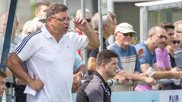 Wusste nicht, ob er lachen oder weinen sollte: Rimpars Trainer Harald Funsch. Wusste nicht, ob er lachen oder weinen sollte: Rimpars Trainer Harald Funsch.