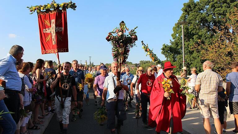 Von Hunderten Zaungästen werden die Kreuzbergwallfahrer normalerweise bei ihrer Rückkehr nach Ochsenfurt mit Blumensträußen empfangen, wie hier bei der letzten Wallfahrt 2019. Von Hunderten Zaungästen werden die Kreuzbergwallfahrer normalerweise bei ihrer Rückkehr nach Ochsenfurt mit Blumensträußen empfangen, wie hier bei der letzten Wallfahrt 2019.