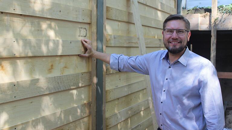 Da geht nichts durch: Bürgermeister Klaus Köhler am neuen Holzzaun der Schießanlage in Wiesentheid. Da geht nichts durch: Bürgermeister Klaus Köhler am neuen Holzzaun der Schießanlage in Wiesentheid.
