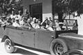 Familie Pfeuffer und weitere Emigranten in einem offenen Fahrzeug in Triest, 1936. Friedrich Pfeuffer mit weißer Jacke und Mütze auf der rechten Seite des Autos in der Mitte, daneben Ludwig mit Mütze, Mutter und Schwester mit weißem Kopftuch in der Reihe davor.