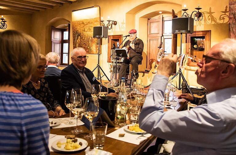 Die Kulturtage im Juliusspital verbinden Kultur und Wein, hier bei der musikalischen Weinprobe. Die Kulturtage im Juliusspital verbinden Kultur und Wein, hier bei der musikalischen Weinprobe.