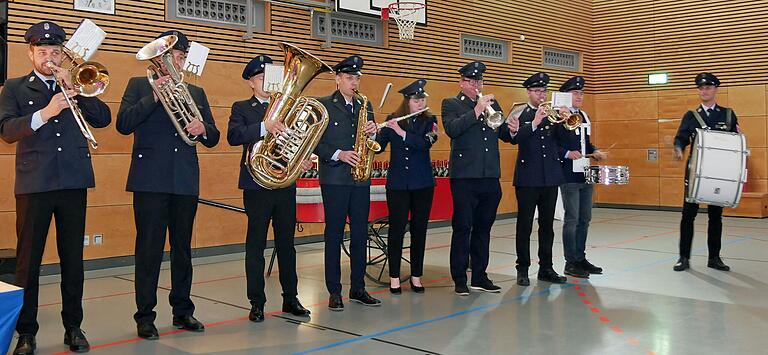Zum Ehrenabend bildete sich eine 'Feuerwehrkapelle'. Alle Mitglieder gehören sowohl dem Musikverein als auch der Freiwilligen Feuerwehr Bergtheim an. Sie übten zum Jubiläumsjahr altbekannte Klassiker. Zum Ehrenabend bildete sich eine 'Feuerwehrkapelle'. Alle Mitglieder gehören sowohl dem Musikverein als auch der Freiwilligen Feuerwehr Bergtheim an. Sie übten zum Jubiläumsjahr altbekannte Klassiker.