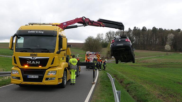 Ein Abschleppdienst barg das Fahrzeugwrack mit einem Kran aus dem Graben. Ein Abschleppdienst barg das Fahrzeugwrack mit einem Kran aus dem Graben.