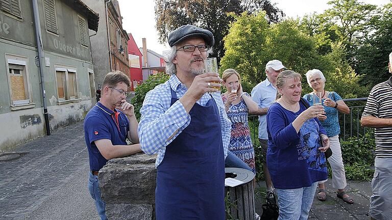 Michael Schmid alias Biermichel bei seiner Themen-Stadtführung über Schweinfurt und seine Brauereien. Michael Schmid alias Biermichel bei seiner Themen-Stadtführung über Schweinfurt und seine Brauereien.