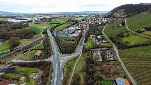 Blick Richtung Westen über Ziegelanger: Vor der Ortschaft gabeln sich die ehemalige Bundesstraße 26 und jetzige Staatsstraße 2447 (nach rechts) und die Umgehungsstraße (nach links). Die Staatsstraße verläuft als Ortsdurchfahrt von Ziegelanger und Zeil weiter Richtung Haßfurt, die Umgebung meidet die Ortschaften und mündet in den „Autobahnzubringer“, die Staatsstraße 2427 zwischen Haßfurt und Knetzgau. Blick Richtung Westen über Ziegelanger: Vor der Ortschaft gabeln sich die ehemalige Bundesstraße 26 und jetzige Staatsstraße 2447 (nach rechts) und die Umgehungsstraße (nach links). Die Staatsstraße verläuft als Ortsdurchfahrt von Ziegelanger und Zeil weiter Richtung Haßfurt, die Umgebung meidet die Ortschaften und mündet in den „Autobahnzubringer“, die Staatsstraße 2427 zwischen Haßfurt und Knetzgau.