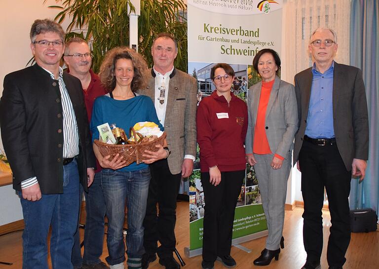 Groß war das Interesse am Info- und Saatgutmarkt in Greßthal. Akteure waren (von links): Kreisverbandsvorsitzender für Gartenbau und Landespflege Frank Bauer, Greßthals OGV-Vorstandsmitglied Georg Hofmann, Autorin Anja Banhaf, OGV-Vorsitzender Herbert Heusinger, OGV-Vorstandsmitglied Martina Vierengel, Bezirksgeschäftsführerin Christine Bender und Wasserlosens Bürgermeister Anton Gößmann. Groß war das Interesse am Info- und Saatgutmarkt in Greßthal. Akteure waren (von links): Kreisverbandsvorsitzender für Gartenbau und Landespflege Frank Bauer, Greßthals OGV-Vorstandsmitglied Georg Hofmann, Autorin Anja Banhaf, OGV-Vorsitzender Herbert Heusinger, OGV-Vorstandsmitglied Martina Vierengel, Bezirksgeschäftsführerin Christine Bender und Wasserlosens Bürgermeister Anton Gößmann.