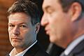 Behält Ministerpräsident Markus Söder (rechts) und die umstrittene 10-H-Abstandsregel für Windräder in Bayern kritisch im Blick: Bundesklimaschutzminister Robert Habeck (Grüne).