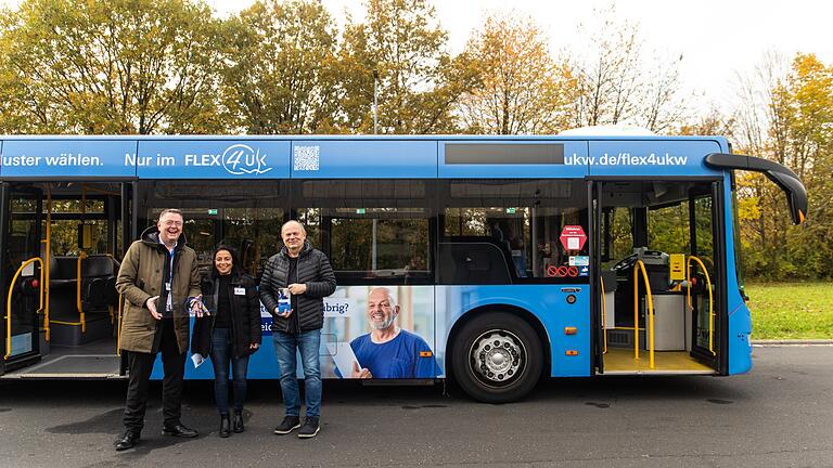 Auf ganzen Bussen betreibt die Uniklinik derzeit Werbung für ihr neues Pflege-Arbeitsmodell. Auf dem Bild (von links) Pflegedirektor Marcus Huppertz, Cashanna Schöller, Pflegedienstleitung und Leiterin des neuen 'Flex-Büros' und Hubert Riedmann, Stationsleitung in der Herz-Thorax-Chirurgie. Auf ganzen Bussen betreibt die Uniklinik derzeit Werbung für ihr neues Pflege-Arbeitsmodell. Auf dem Bild (von links) Pflegedirektor Marcus Huppertz, Cashanna Schöller, Pflegedienstleitung und Leiterin des neuen 'Flex-Büros' und Hubert Riedmann, Stationsleitung in der Herz-Thorax-Chirurgie.
