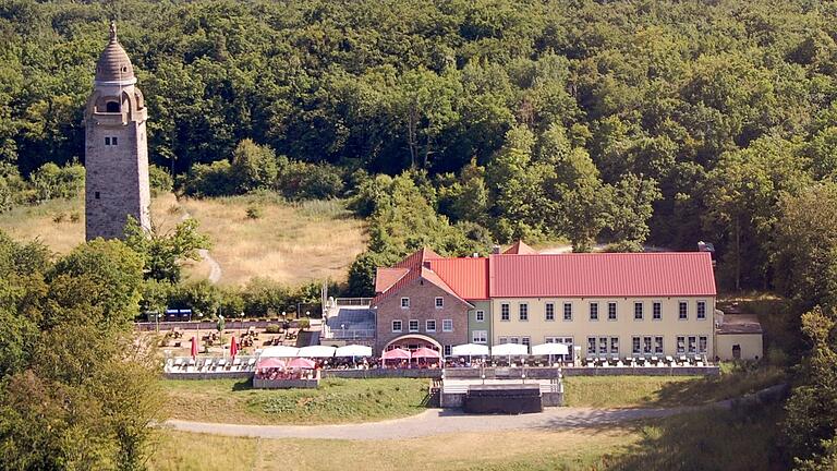 Lohnendes Ziel: Der Wittelsbacher Turm bietet eine grandiose Aussicht über Bad Kissingen, das Saaletal und hoch in die Rhön. Und gegen Durst und Hunger liegt gleich daneben die Brauereigaststätte. Lohnendes Ziel: Der Wittelsbacher Turm bietet eine grandiose Aussicht über Bad Kissingen, das Saaletal und hoch in die Rhön. Und gegen Durst und Hunger liegt gleich daneben die Brauereigaststätte.