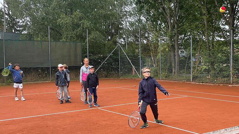 Erste Tennis-Schritte bei der Ferienpassaktion. Erste Tennis-Schritte bei der Ferienpassaktion.