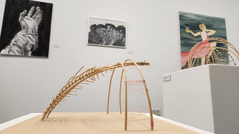 Nicht nur Gemälde und Fotografie, sondern auch Skulpturen, Modelle und Architektur werden im Kunstsalong vom Kunstverein Schweinfurt gezeigt. Nicht nur Gemälde und Fotografie, sondern auch Skulpturen, Modelle und Architektur werden im Kunstsalong vom Kunstverein Schweinfurt gezeigt.