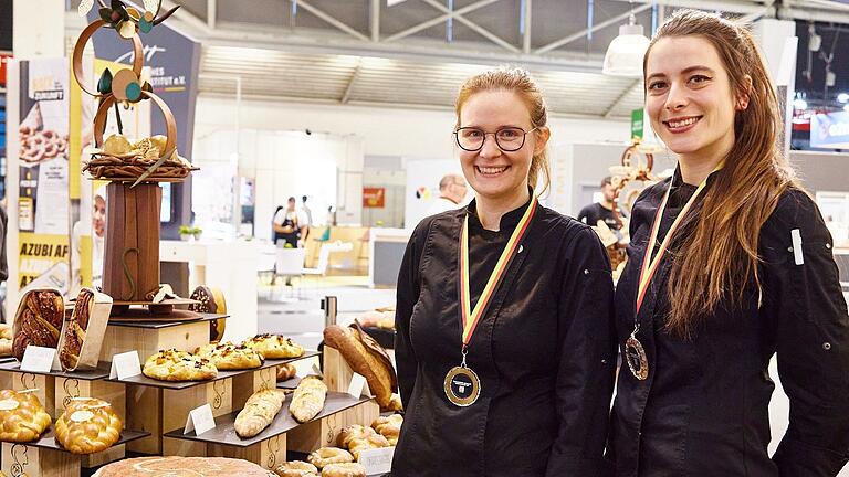 Johanna Lenhardt (links) aus Oberelsbach und Lea Wagner aus Aschfeld sind Deutschlands beste Bäckermeisterinnen. Sie haben die Deutsche Meisterschaft der Bäcker&nbsp;gewonnen.