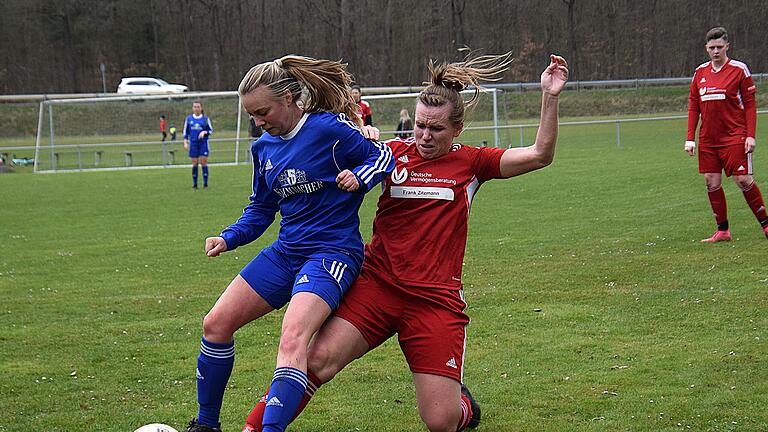 Frauenfußball - Für erhöhte Spannung im Titelkampf sorgte der TSV Ebenhausen mit seinem Überraschungserfolg über das Spitzenteam von der DJK Schweinfurt. Auf unserem Bild zeigt TSVlerin Christina Dees (rechts) ein gelungenes Tackling gegen die Schweinfurterin Hanna Zinser. Frauenfußball - Für erhöhte Spannung im Titelkampf sorgte der TSV Ebenhausen mit seinem Überraschungserfolg über das Spitzenteam von der DJK Schweinfurt. Auf unserem Bild zeigt TSVlerin Christina Dees (rechts) ein gelungenes Tackling gegen die Schweinfurterin Hanna Zinser.