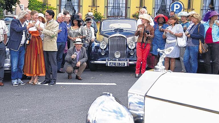 Die Flying Lady im Blick: Knapp zwei Dutzend Fahrzeuge der Luxusmarken Rolls-Royce und Bentley machten am Dienstag auf ihrer Fahrt von Holland ins österreichische Bad Ischl Station im Hotel Leicht in Biebelried. Die Mitglieder des Oldtimerclubs &bdquo;De Mascotte&ldquo; wollen dort am Kaiserfest zu Ehren des ehemaligen österreichischen Kaisers Franz Josef teilnehmen.