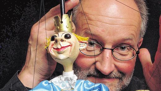 Vater der Puppen: Thomas Glasmeyer, hier mit dem kleinen König in der Hutschachtel.
