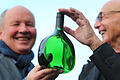 Neues Design für Bocksbeutel       -  Der Designer Peter Schmidt (r.) und der Präsident der Landesanstalt für Wein- und Gartenbau Hermann Kolesch mit dem von Schmidt entworfenen Bocksbeutel.