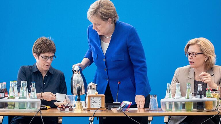Von solchen Bildern kennt man im ganzen Land die 'Kanzlerkanne' von Alfi: Angela Merkel schenkt Annegret Kramp-Karrenbauer Kaffee ein, Landwirtschaftsministerin Julia Klöckner schaut zu. Von solchen Bildern kennt man im ganzen Land die 'Kanzlerkanne' von Alfi: Angela Merkel schenkt Annegret Kramp-Karrenbauer Kaffee ein, Landwirtschaftsministerin Julia Klöckner schaut zu.