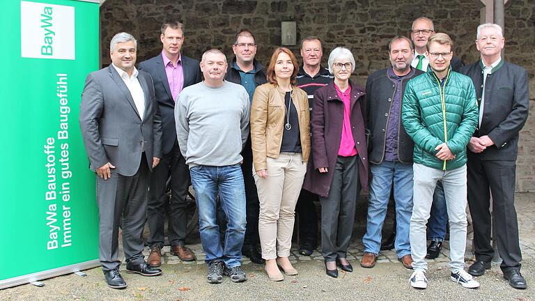 Gemeinsam die langjährige Verbundenheit zum Unternehmen gefeiert (von links): Markus Hör, Alexander Nöthling, Arnold Müller, Oliver Gräf, Katja Biemüller, Raimund Pittorf, Gudrun Blasl, Dieter Endres, Armin Dittmeyer, Felix Gründl und Theo Bergmann. Gemeinsam die langjährige Verbundenheit zum Unternehmen gefeiert (von links): Markus Hör, Alexander Nöthling, Arnold Müller, Oliver Gräf, Katja Biemüller, Raimund Pittorf, Gudrun Blasl, Dieter Endres, Armin Dittmeyer, Felix Gründl und Theo Bergmann.