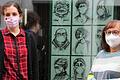 Valentina Harth (rechts) zeigt in den Fenstern der Stadtbibliothek Portrait-Skizzen aus der Corona-Zeit. Bibliotheksleiterin Susanne Wunderlich freute sich im Schneefall über die willkommene Abwechslung.