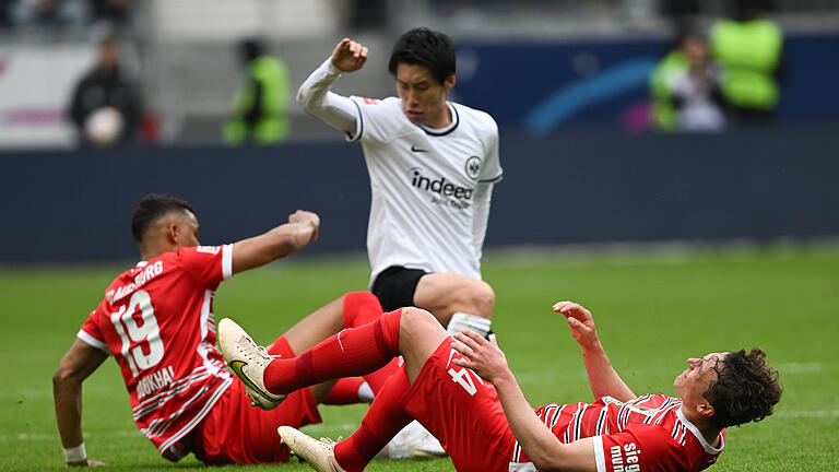 Eintracht Frankfurt - FC Augsburg.jpeg - Augsburgs Julian Baumgartlinger (rechts) liegt verletzt am Boden. F Eintracht Frankfurt - FC Augsburg.jpeg - Augsburgs Julian Baumgartlinger (rechts) liegt verletzt am Boden. F