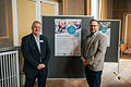 Von der Frankenklinik DRV Nordbayern: Chefarzt Dr. med. Christian Kuzman-Anton (l.) und Moritz Kaiser, Stellvertretender Kaufmännischer Leiter vor dem Poster der Frankenklinik