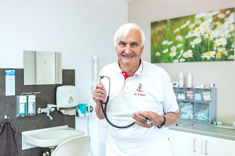 Dr. Peter Rost in der Praxis seines Sohnes in Randersacker (Lkr. Würzburg). Jeden Vormittag betreut er hier Patientinnen und Patienten. Ein Ende seiner Tätigkeit sieht er noch nicht. Dr. Peter Rost in der Praxis seines Sohnes in Randersacker (Lkr. Würzburg). Jeden Vormittag betreut er hier Patientinnen und Patienten. Ein Ende seiner Tätigkeit sieht er noch nicht.