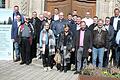 Vor dem Portal zur Schule der Dorf- und Flurentwicklung von Klosterlangheim: Die Seminar-Teilnehmer von der Streutalallianz zusammen mit Seminarleiter Peter Schwappach (hinten rechts).