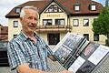 Berthold Kleinhenz übergab sein Fotoarchiv an die Gemeinde Burkardroth. Gerhard Zeller       -  Berthold Kleinhenz übergab sein Fotoarchiv an die Gemeinde Burkardroth. Gerhard Zeller