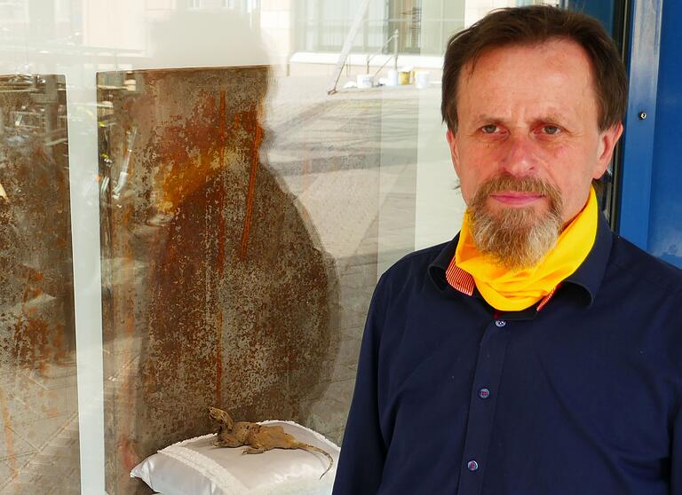 Hans Doppel bewegt die Frage nach dem Sinn des Lebens und wie der Mensch dem Leben wahren Sinn gibt. Mit seiner Kunst möchte er Anstöße geben, das eigene Dasein zu hinterfragen und starre Denkmuster zu sprengen. Hans Doppel bewegt die Frage nach dem Sinn des Lebens und wie der Mensch dem Leben wahren Sinn gibt. Mit seiner Kunst möchte er Anstöße geben, das eigene Dasein zu hinterfragen und starre Denkmuster zu sprengen.