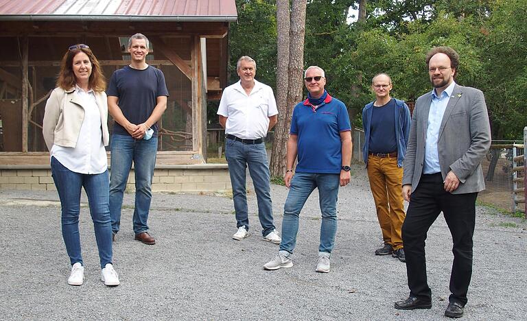 Tourismus-Tour am Tierpark Sommerhausen: Bei einem Rundgang über das Tierpark-Gelände erfuhren die Abgeordneten Christian Zwanziger (Zweiter von links) und Patrick Friedl (rechts) viel über die Arbeit und aktuelle Herausforderungen des Parks und der Umweltstation. Ihnen berichteten (von links) Susanne Niederhammer, Peter Estenfelder, Harald Grünewald und Thomas Biechele-Kusch. Tourismus-Tour am Tierpark Sommerhausen: Bei einem Rundgang über das Tierpark-Gelände erfuhren die Abgeordneten Christian Zwanziger (Zweiter von links) und Patrick Friedl (rechts) viel über die Arbeit und aktuelle Herausforderungen des Parks und der Umweltstation. Ihnen berichteten (von links) Susanne Niederhammer, Peter Estenfelder, Harald Grünewald und Thomas Biechele-Kusch.