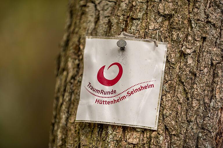 Unterwegs auf der TraumRunde Hüttenheim - Seinsheim im Kitzinger Land. Tourenlogo ist ein rot geschwungener Kreis auf weißem Grund. Unterwegs auf der TraumRunde Hüttenheim - Seinsheim im Kitzinger Land. Tourenlogo ist ein rot geschwungener Kreis auf weißem Grund.