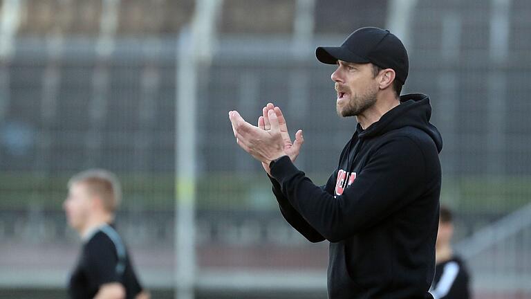 Trainer Marco Wildersinn (FC Würzburger Kickers) hofft auf einen Sieg seiner Mannschaft beim 1. FC Nürnberg II. Trainer Marco Wildersinn (FC Würzburger Kickers) hofft auf einen Sieg seiner Mannschaft beim 1. FC Nürnberg II.