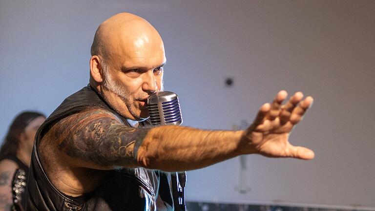 Der Haupt-Act in Willanzheim: Blaze Bayley, Ex-Sänger der Hardrock-Band Iron Maiden, hatte am Samstag einen gefeierten Auftritt. Der Haupt-Act in Willanzheim: Blaze Bayley, Ex-Sänger der Hardrock-Band Iron Maiden, hatte am Samstag einen gefeierten Auftritt.