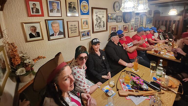 Die Kneipe Mangold in Münnerstadt - Auch Flintenweiber haben sich mittlerweile Stammtischplätze erobert - nicht nur im Fasching. Die Kneipe Mangold in Münnerstadt - Auch Flintenweiber haben sich mittlerweile Stammtischplätze erobert - nicht nur im Fasching.