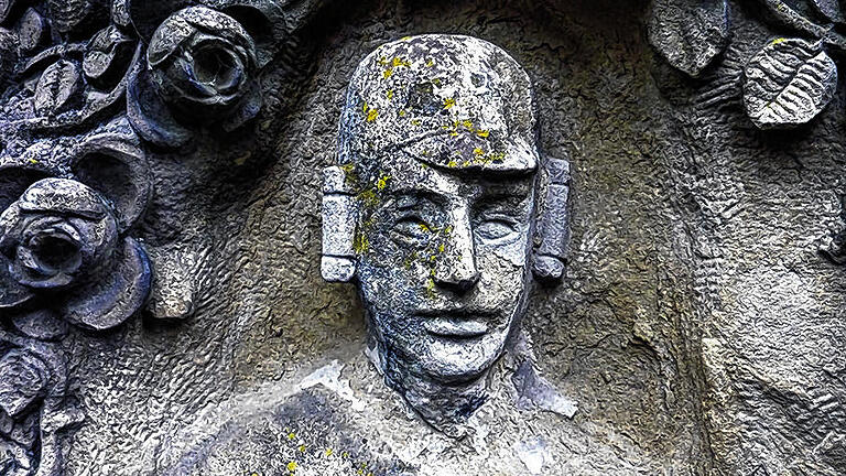Lendner-Denkmal am Sanderrasen: Der Jugendstil-Grabstein mit dem Relief-Portrait Lendners, 1913 angefertigt vom Würzburger Bildhauer Carlo Müller, stand nur kurz über dem Grab, wurde dann aber für das Denkmal wiederverwendet. Lendner-Denkmal am Sanderrasen: Der Jugendstil-Grabstein mit dem Relief-Portrait Lendners, 1913 angefertigt vom Würzburger Bildhauer Carlo Müller, stand nur kurz über dem Grab, wurde dann aber für das Denkmal wiederverwendet.
