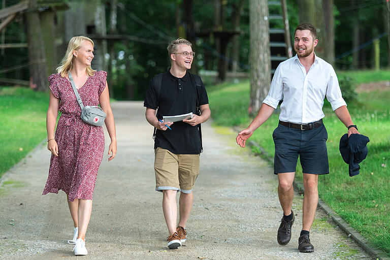 Der 23-jährige Jonas Weigand (rechts) ist gelernter Forstwirt und studiert Forstingenieurwesen. Nele Brüggemann (25 Jahre) ist gelernte Fotografin und arbeitet als Mediengestalterin. In ihrer Freizeit engagieren sich die beiden im Gemeinderat ihrer Heimatgemeinde.