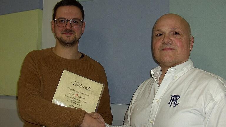 Versammlung mit Neuwahlen, Verein der Sportangler Bad Kissingen - Vorsitzender Uwe Kiesel gratuliert Philipp Schäfer zu seiner 25-jährigen Mitgliedschaft im Verein der Sportangler Bad Kissingen. Versammlung mit Neuwahlen, Verein der Sportangler Bad Kissingen - Vorsitzender Uwe Kiesel gratuliert Philipp Schäfer zu seiner 25-jährigen Mitgliedschaft im Verein der Sportangler Bad Kissingen.