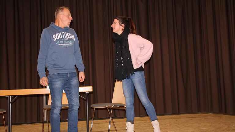 Bereits des Öfteren waren Luisa Holzheimer und Markus Henneberger als Liebes- und Ehepaar auf der Oberelsbacher Bühne zu sehen, so auch wieder beim diesjährigen Stück. Bereits des Öfteren waren Luisa Holzheimer und Markus Henneberger als Liebes- und Ehepaar auf der Oberelsbacher Bühne zu sehen, so auch wieder beim diesjährigen Stück.