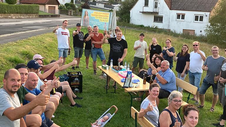 Groß ist die Freude der Ehrenamtlichen, als bekannt wurde, dass die nötigen Anteile für einen Tante Enso Laden im Premich gezeichnet wurden. - Groß ist die Freude der Ehrenamtlichen, als bekannt wurde, dass die nötigen Anteile für einen Tante Enso Laden im Premich gezeichnet wurden. Groß ist die Freude der Ehrenamtlichen, als bekannt wurde, dass die nötigen Anteile für einen Tante Enso Laden im Premich gezeichnet wurden. - Groß ist die Freude der Ehrenamtlichen, als bekannt wurde, dass die nötigen Anteile für einen Tante Enso Laden im Premich gezeichnet wurden.