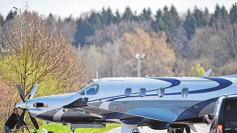 Viele Neuheiten und Aussteller-Rekord bei der Luftfahrtmesse Aero in Friedrichshafen       -  (lsw)   Bei der Luftfahrtmesse Aero vom 15. bis 18. April in Friedrichshafen sind in diesem Jahr mehr Aussteller als je zuvor. 645 Unternehmen aus 38 Nationen präsentierten von Mittwoch an Neuigkeiten der Branche, teilte die Messe am Dienstag mit. Darunter sei beispielsweise eine Reisemaschine mit einem Gesamt-Rettungssystem. Gerate das Flugzeug in Not, könne ein Fallschirm ausgelöst werden, an dem die ganze Maschine zu Boden schwebe. Eine Sonderausstellung widmet sich unbemannten zivilen Drohnen. Die Aero gilt als Leitmesse für die Allgemeine Luftfahrt. Darunter versteht die Branche alle Bereiche außerhalb der Militär- und Linienfliegerei - also kleine Motorflugzeuge, Ultraleichtflieger, Segelflugzeuge sowie Business-Jets. Auf dem Bild wird das einmotorige Turboprop-Mehrzweck-Flugzeug des Schweizer Herstellers Pilatus Aircraft vom benachbarten Bodensee-Airport über eine Straße zur Messe Friedrichshafen (Baden-Württemberg) gezogen.