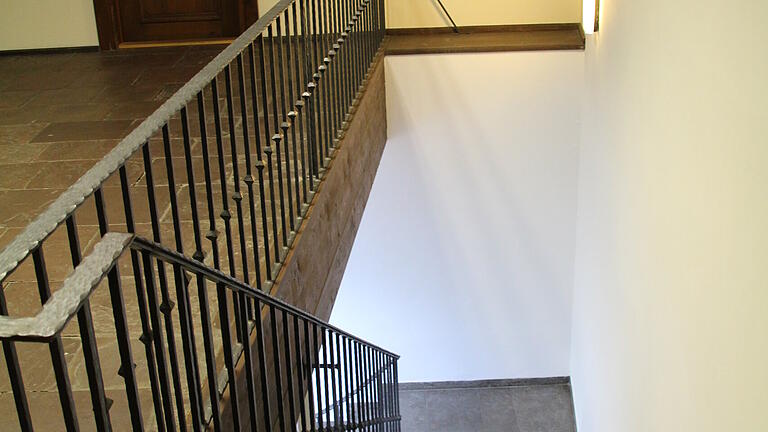 Dem Vorentwurf zufolge soll die Treppe ein Stück nach hinten wandern, um einem Aufzug Platz zu machen. Dem Vorentwurf zufolge soll die Treppe ein Stück nach hinten wandern, um einem Aufzug Platz zu machen.
