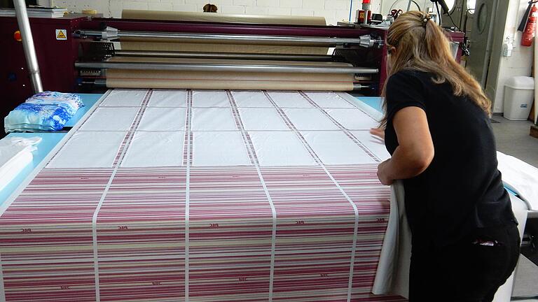Die Multifunktionstücher bekommen Farbe in der Druckerei. Die Multifunktionstücher bekommen Farbe in der Druckerei. 
