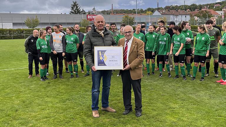 Auf dem Foto (von links): Manfred Hoch (Vereinsehrenamtsbeauftragter DJK Würzburg)  und Ludwig Bauer (Kreisehrenamtsbeauftragter im Fußballkreis Würzburg).